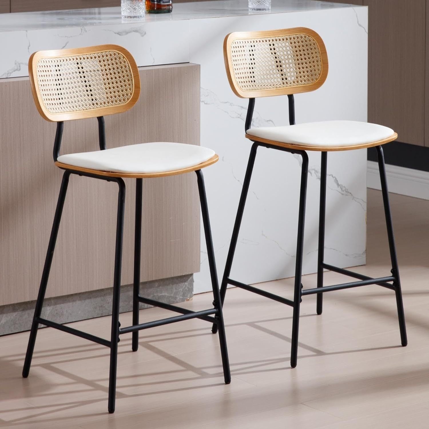 Set of 2 Modern 26-Inch Bar Stools with Rattan Back – PU Upholstered Kitchen Island Chairs with Solid Wood Legs for Home Bar & Coffee Shop